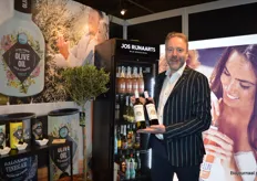 Stephan Rijnaarts van Wijnimport Jos Rijnaarts heeft twee flessen Dandelion bio-wijnen, afkomstig uit Mendoza (Argentinië). "Deze wijn is biologisch en Fairtrade gecertificeerd." 